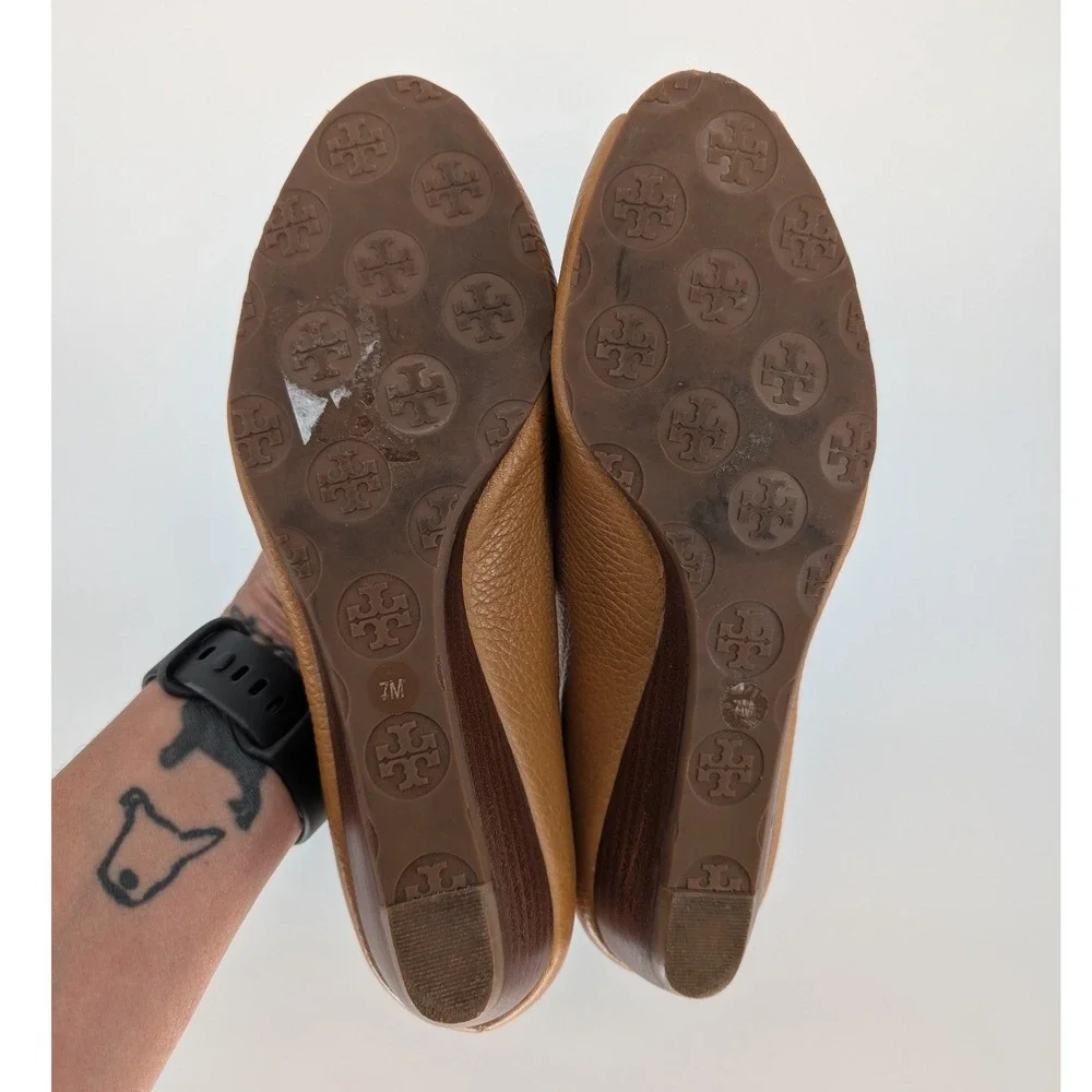 Tory Burch Peep Toe Wedge 7M Tan Pebbled Leather Logo Medallion Preppy Classic
